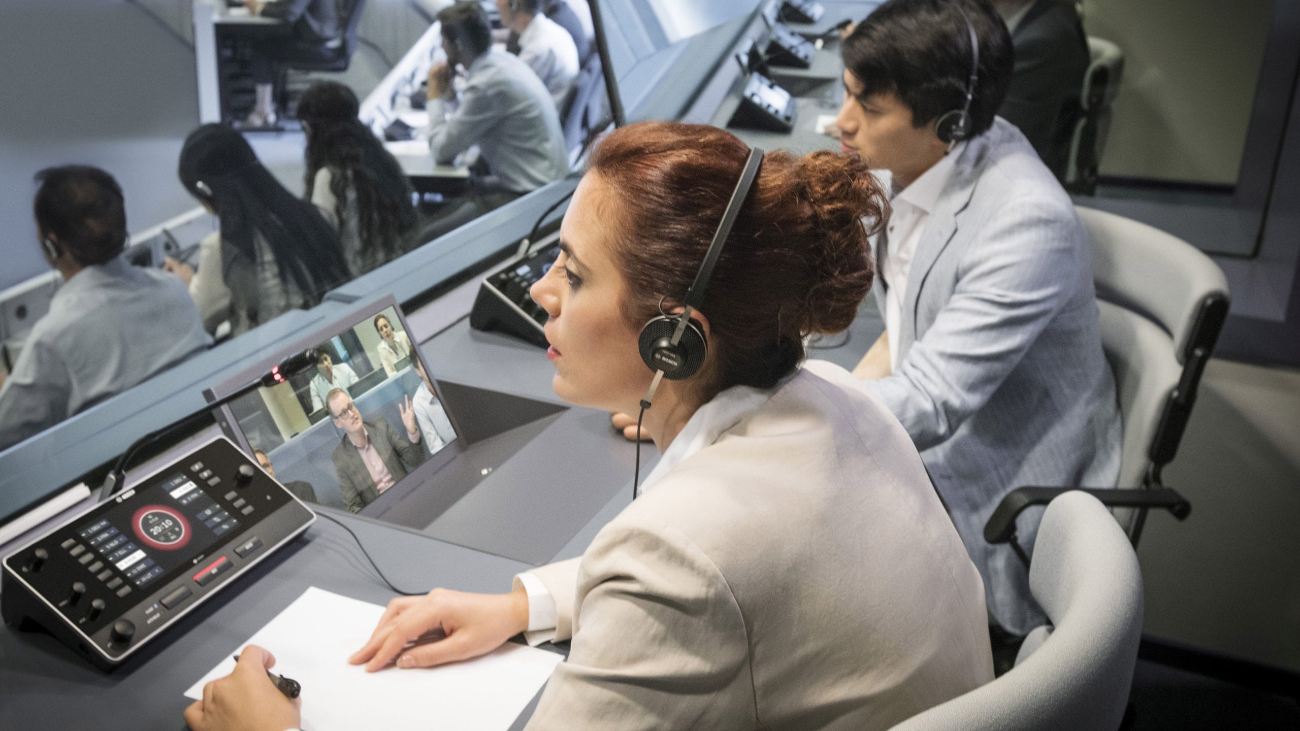 Alumnos de traducción utilizando herramientas de interpretación simultánea en la universidad