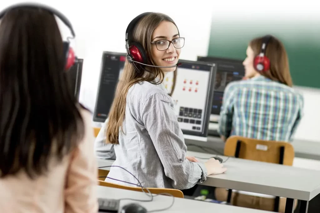 Laboratorio de idiomas digital moderno instalado en un aula de informática.